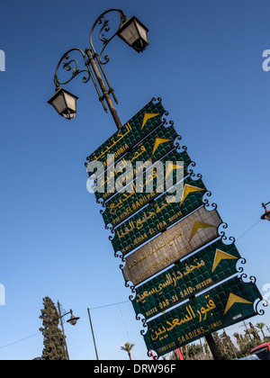 MARRAKESCH, MAROKKO - 21. JANUAR 2014: Wegweiser zur Straße Stockfoto