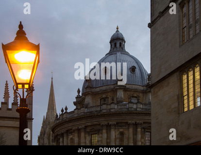 Ein Blick auf die "Radcliffe Camera" Oxford mit der Universität Kirche von Str. Mary die Jungfrau im Hintergrund Stockfoto