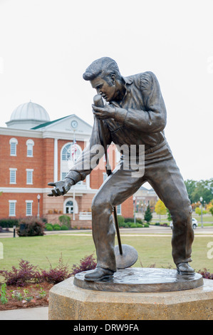 USA Mississippi MS Miss Tupelo Innenstadt Geburt Ort Geburtsort Heimat von Elvis Presley Statue des Königs im Rathaus Stockfoto