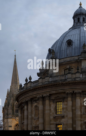 Ein Blick auf die "Radcliffe Camera" Oxford mit der Universität Kirche von Str. Mary die Jungfrau im Hintergrund Stockfoto