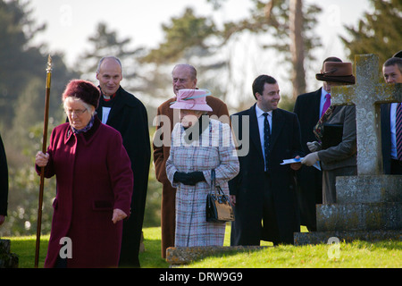 Ihre Majestät Königin Elizabeth II der Kirche in West Newton. Stockfoto