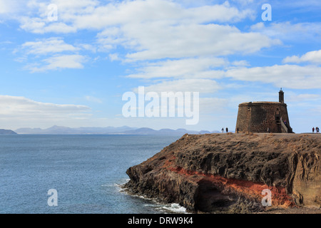 Castillo de Las Coloradas Wachturm Fort, gegen Piraten zu verteidigen. Punta del Aquila, Marina Rubicon, Playa Blanca, Lanzarote Stockfoto