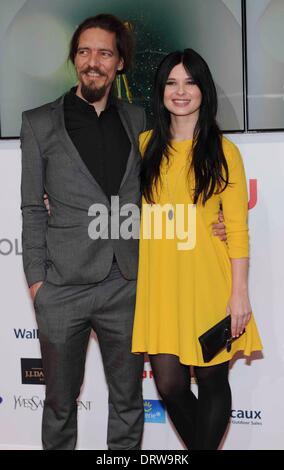 Anna Fischer und Freund Leonard Andrae kommt bei 49Die Goldene Kamera 2014 im Hangar Flughafen Tempelhof in Berlin, Deutschland, am 01. Februar 2014. Stockfoto