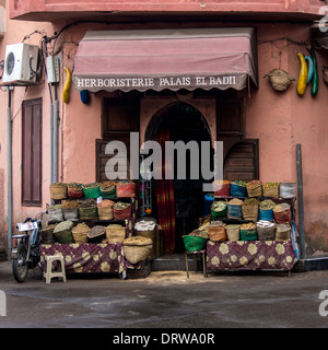 MARRAKESCH, MAROKKO - 22. JANUAR 2014: Außenansicht eines kleinen Gewürzladens in der Straße im Souk-Markt Stockfoto