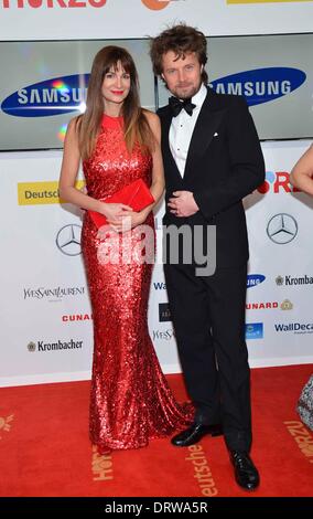 Schauspielerin Alexandra Kamp und Freund Michael von Hassel kommt bei 49Die Goldene Kamera 2014 im Hangar Flughafen Tempelhof in Berlin, Deutschland, am 01. Februar 2014. Stockfoto