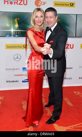 Joachim Llambi und Frau Ilona kommt bei 49Die Goldene Kamera 2014 im Hangar Flughafen Tempelhof in Berlin, Deutschland, am 01. Februar 2014. Stockfoto