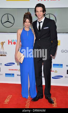 Schauspielerin/Schauspieler Alice Dwyer und Sabin Tambrea kommt bei 49Die Goldene Kamera 2014 im Hangar Flughafen Tempelhof in Berlin, Deutschland, am 01. Februar 2014. Stockfoto