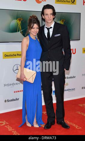 Schauspielerin/Schauspieler Alice Dwyer und Sabin Tambrea kommt bei 49Die Goldene Kamera 2014 im Hangar Flughafen Tempelhof in Berlin, Deutschland, am 01. Februar 2014. Stockfoto