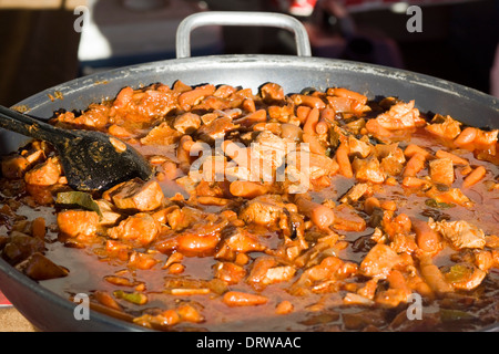 Pfanne gebraten Huhn Piri Prir in einem großen Wok Kochen Stockfoto