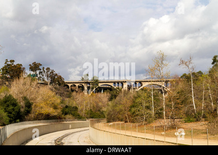 Arroyo Seco und die Colorado Street Bridge in Pasadena, Kalifornien.  Der Arroyo Seco Wandern Weg verläuft kilometerweit neben. Stockfoto