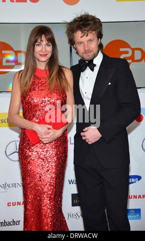 Schauspielerin Alexandra Kamp und Freund Michael von Hassel kommt bei 49Die Goldene Kamera 2014 im Hangar Flughafen Tempelhof in Berlin, Deutschland, am 01. Februar 2014. Stockfoto