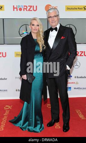 Schauspieler Sky Du Mont und Frau Mirja kommt bei 49Die Goldene Kamera 2014 im Hangar Flughafen Tempelhof in Berlin, Deutschland, am 01. Februar 2014. Stockfoto