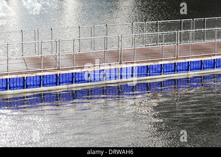 Schwimmenden Fußweg über zur Isle of Dogs London England Stockfoto