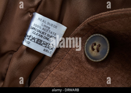 Echtes Wildleder-Label in Jacke - Pflege waschen Symbole und Anweisungen Stockfoto
