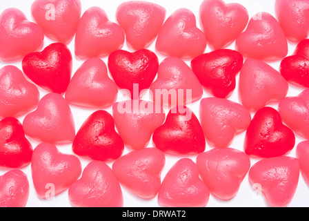 Sortierte herzförmige Geleesüßigkeit auf weiß Stockfoto