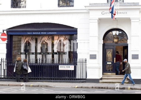 Öffentlichkeit auf der Suche im Fenster der Gieves Hawkes-Shop auf Savile Row London Stockfoto