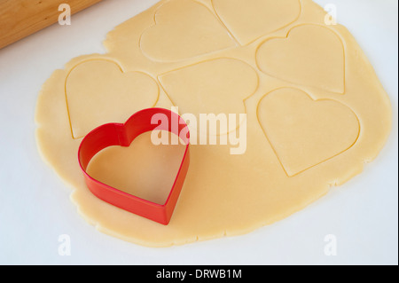 Cookie-Teig ausgerollt mit Herzformen es geschnitten Stockfoto