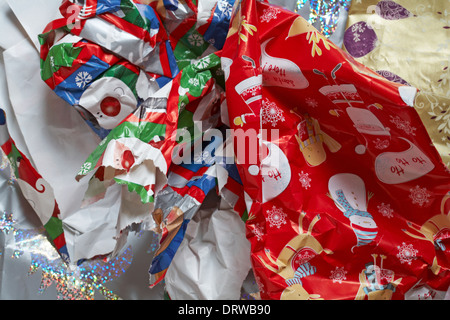 Stapel von bis verworfen geschraubt Weihnachten Geschenkpapier - Begriff der Geschenke geöffnet Weihnachten über Stockfoto