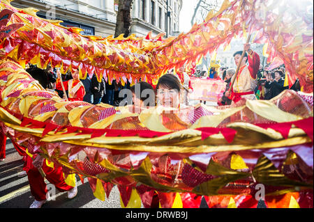 Charing Cross Road, London, UK. 2. Februar 2014. Eine weibliche Drache Tänzerin arbeitet die spektakulären Drachen während der Chinese New Year-Parade. Bildnachweis: Gordon Scammell/Alamy Live-Nachrichten Stockfoto