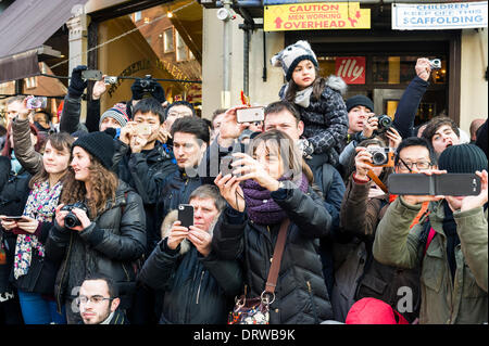 Charing Cross Road, London, UK. 2. Februar 2014. Mitglieder der öffentlichkeit Fotografieren des Chinese New Year Parade. Credit: Gordon Scammell/Alamy leben Nachrichten Stockfoto