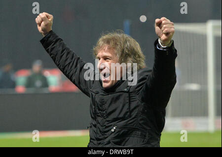 Berlin, Deutschland. 2. Februar 2014. Nürnbergs Trainer Gertjan Verbeek Jubel nach die Bundesliga-Fußball-Spiel zwischen Hertha BSC und 1. FC Nürnberg in das Olympiastadion in Berlin, Deutschland, 02 Februar 2014.Photo: Marc Tirl/Dpa (Achtung: aufgrund der Akkreditierungsrichtlinien die DFL nur erlaubt die Veröffentlichung und Nutzung von bis zu 15 Bilder pro Spiel im Internet und in Online-Medien während des Spiels.) / Dpa/Alamy Live News Stockfoto