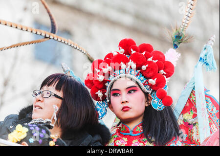 Trafalgar Square, London, UK. 2. Februar 2014. Eine junge Chinesin gekleidet in traditionellen Kostümen für die chinesischen Neujahr, das Jahr des Pferdes. Bildnachweis: Gordon Scammell/Alamy Live-Nachrichten Stockfoto
