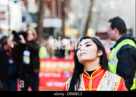 Charing Cross Road, London, UK. 2. Februar 2014. Eine attraktive chinesische Frau feiert das Chinesische Neue Jahr, das Jahr des Pferdes. Credit: Gordon Scammell/Alamy leben Nachrichten Stockfoto