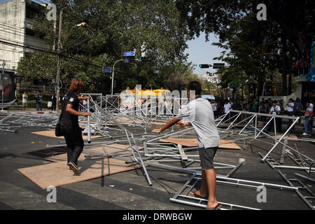 Bangkok, Thailand. 2 Februar 2014. Anhänger der Regierung reißt eine provisorische Bühne außerhalb der Din Deang Wahllokal in Frustration nach Abstimmung wurde abgesagt. Wähler gingen zu den Urnen in 89 Prozent der Thailands 375 Wahlkreise bundesweit bei einer Wahl getrübt durch einen Boykott der Opposition und Bemühungen von Demonstranten, den Prozess zu blockieren. Die vorgezogenen Neuwahlen am 02 Februar hat auch steifen Widerstand konfrontiert. Bildnachweis: John Vincent/Alamy Live-Nachrichten Stockfoto