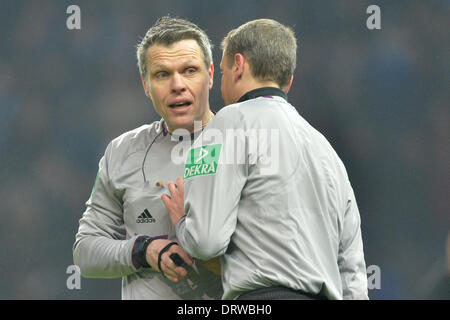 Berlin, Deutschland. 2. Februar 2014. Trainer Michael Weiner (L) spricht mit seinem Assistenten während der Bundesliga-Fußball-Spiel zwischen Hertha BSC und 1. FC Nürnberg in das Olympiastadion in Berlin, Deutschland, 02 Februar 2014.Photo: Marc Tirl/Dpa (Achtung: aufgrund der Akkreditierungsrichtlinien die DFL nur erlaubt die Veröffentlichung und Nutzung von bis zu 15 Bilder pro Spiel im Internet und in Online-Medien während des Spiels.) / Dpa/Alamy Live News Stockfoto