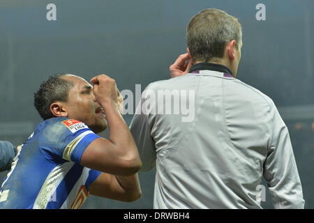 Berlin, Deutschland. 2. Februar 2014. Herthas Ronny (L) reagiert während der Bundesliga-Fußball-Spiel zwischen Hertha BSC und 1. FC Nürnberg in das Olympiastadion in Berlin, Deutschland, 02 Februar 2014.Photo: Marc Tirl/Dpa (Achtung: aufgrund der Akkreditierungsrichtlinien die DFL nur erlaubt die Veröffentlichung und Nutzung von bis zu 15 Bilder pro Spiel im Internet und in Online-Medien während des Spiels.) / Dpa/Alamy Live News Stockfoto