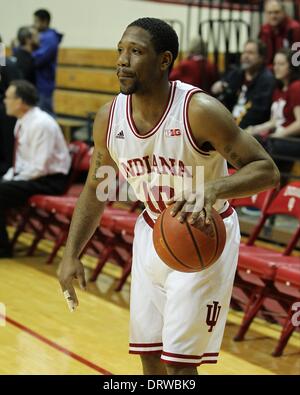 Bloomington, Indiana, USA. 2. Februar 2014. 2. Februar 2014: Indiana Hoosiers Wache Evan Gordon (10) erwärmt sich vor dem Spiel gegen die Michigan Wolverines in der Assembly Hall in Bloomington, Indiana. Kredit-Bild: Pat Lovell/Cal Sport Media/Alamy Live News Stockfoto