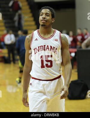 Bloomington, Indiana, USA. 2. Februar 2014. 2. Februar 2014: Indiana Hoosiers vorwärts Devin Davis (15) erwärmt sich vor dem Spiel gegen die Michigan Wolverines in der Assembly Hall in Bloomington, Indiana. Kredit-Bild: Pat Lovell/Cal Sport Media/Alamy Live News Stockfoto