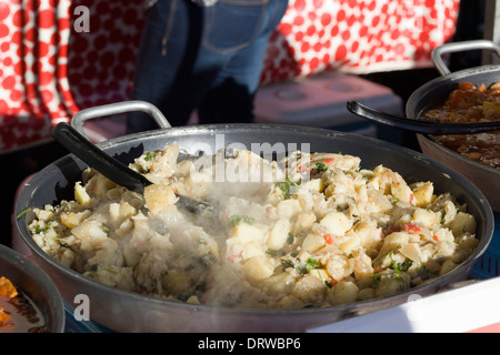 Pfanne gebraten geheilt Cod Kochen auf einem Riesen-wok Stockfoto