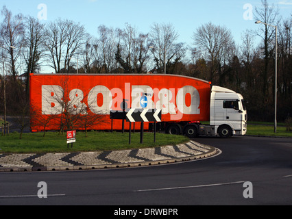 Ein Sattelschlepper Reisen rund um einen Kreisverkehr in Coulsdon, Surrey, England Stockfoto