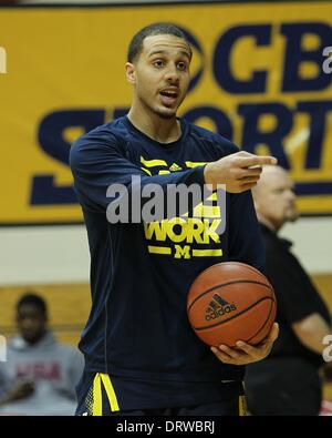 Bloomington, Indiana, USA. 2. Februar 2014. 2. Februar 2014: Michigan Wolverines vorwärts Jordan Morgan (52) erwärmt sich vor dem Spiel gegen die Indiana Hoosiers in der Assembly Hall in Bloomington, Indiana. Kredit-Bild: Pat Lovell/Cal Sport Media/Alamy Live News Stockfoto