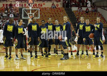 Bloomington, Indiana, USA. 2. Februar 2014. 2. Februar 2014: Michigan Wolverines während Warm Ups vor dem Spiel gegen die Indiana Hoosiers in der Assembly Hall in Bloomington, Indiana. Kredit-Bild: Pat Lovell/Cal Sport Media/Alamy Live News Stockfoto