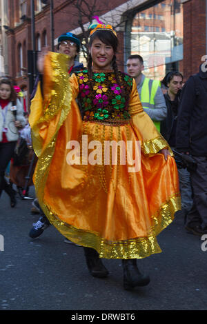 London, UK. 2. Februar 2014. Jahr des Pferdes in Chinatown als die chinesische Gemeinschaft gefeiert und Besucher der Hauptstadt genießen Sie dem chinesischen Neujahrsfest in London. Bildnachweis: Elsie Kibue / Alamy Live News Stockfoto