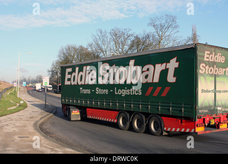 Ein Sattelschlepper verlassen eines Kreisverkehrs in Coulsdon, Surrey, England Stockfoto