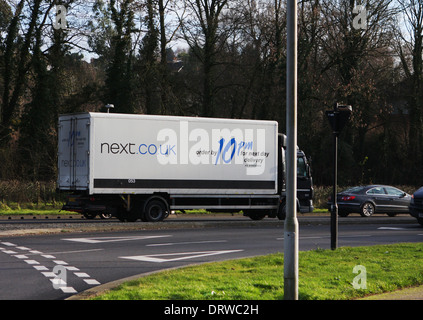 Ein Sattelschlepper Reisen entlang einer Straße in Coulsdon, Surrey, England Stockfoto