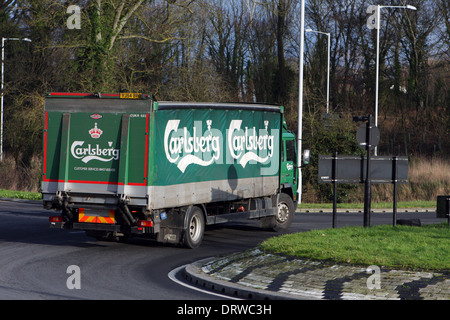 Ein Carlsberg-LKW um einen Kreisverkehr in Coulsdon, Surrey, England reisen Stockfoto