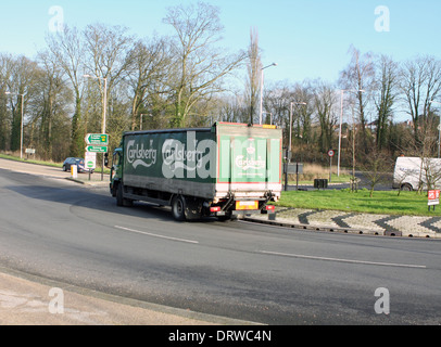 Ein Carlsberg-LKW um einen Kreisverkehr in Coulsdon, Surrey, England reisen Stockfoto