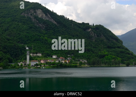 Rocca di Arsiè, Veneto, Italien. Das Dorf der Rocca di Arsiè am Ufer des Sees von Corlo. Stockfoto