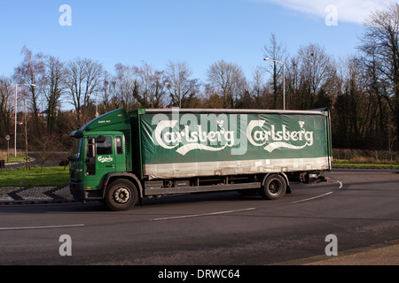Ein Carlsberg-LKW um einen Kreisverkehr in Coulsdon, Surrey, England reisen Stockfoto
