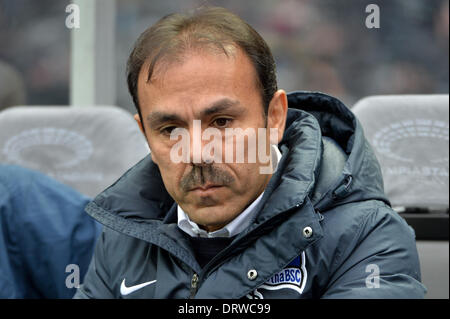 Berlin, Deutschland. 2. Februar 2014. Herthas Trainer Jos Luhukay reagiert nach dem Bundesliga-Fußball-Spiel zwischen Hertha BSC und 1. FC Nürnberg in das Olympiastadion in Berlin, Deutschland, 02 Februar 2014.Photo: Marc Tirl/Dpa (Achtung: aufgrund der Akkreditierungsrichtlinien die DFL nur erlaubt die Veröffentlichung und Nutzung von bis zu 15 Bilder pro Spiel im Internet und in Online-Medien während des Spiels.) / Dpa/Alamy Live News Stockfoto