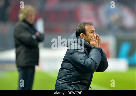 Berlin, Deutschland. 2. Februar 2014. Herthas Trainer Jos Luhukay reagiert während der Bundesliga-Fußball-Spiel zwischen Hertha BSC und 1. FC Nürnberg in das Olympiastadion in Berlin, Deutschland, 02 Februar 2014.Photo: Marc Tirl/Dpa (Achtung: aufgrund der Akkreditierungsrichtlinien die DFL nur erlaubt die Veröffentlichung und Nutzung von bis zu 15 Bilder pro Spiel im Internet und in Online-Medien während des Spiels.) / Dpa/Alamy Live News Stockfoto