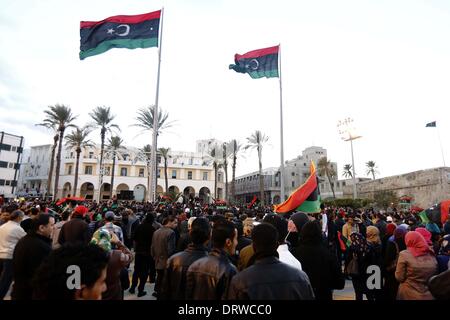 Tripolis, libysche Hauptstadt Tripolis. 2. Februar 2014. Libyer genießen Sie Leistung von Rap-Künstler an den Platz der Märtyrer, feiert den Sieg seines Fußball-Teams in African Nations Championship im libyschen Kapital Stadt von Tripolis, 2. Februar 2014. Libyen gewann seinen ersten internationalen Fußball-Titel gegen Ghana im Elfmeterschießen im Finale des afrikanischen Nationen-Meisterschaft im Cape Town Stadium Samstag. © Hamza Türkei/Xinhua/Alamy Live-Nachrichten Stockfoto