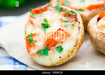 Pilze, gefüllt mit Mozzarella und Tomaten Stockfoto