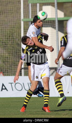 Copa Del Sol, La Manga Club, Spanien. 2. Februar 2014.  FC Astra (Rumänien) im Vergleich zu AIK (Schweden) Eero Markkanen (AIK) wird von Paul Papp (Astra) geschlagen, Foto von Tony Henshaw Stockfoto