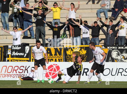 Copa Del Sol, La Manga Club, Spanien. 2. Februar 2014.  FC Astra (Rumänien) im Vergleich zu AIK (Schweden) Martin Lorentzson (AIK) wird vor der AIK Fans Foto von Tony Henshaw abgebaut Stockfoto