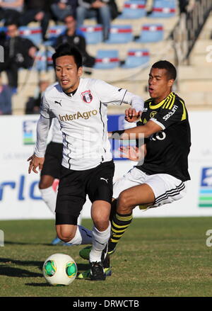 Copa Del Sol, La Manga Club, Spanien. 2. Februar 2014.  FC Astra (Rumänien) gegen AIK (Schweden) Takayuki Seto (Astra) hält Noah Sundberg (AIK) Foto von Tony Henshaw Stockfoto